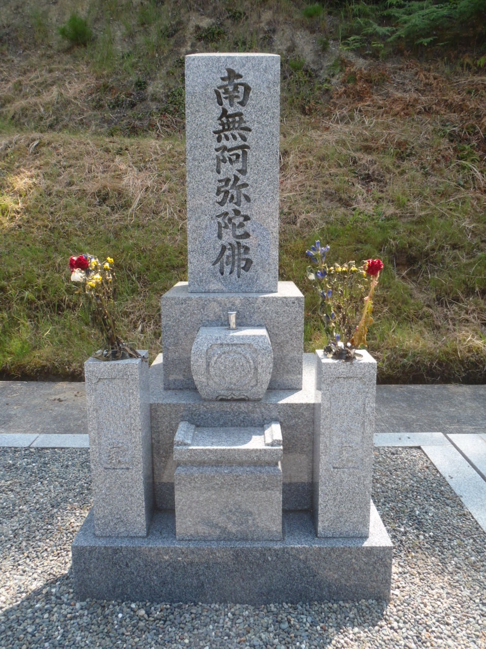 伝統的な和墓にも洗練されたデザインのお墓があります 宝珠塔 ストーンメーソン真 滋賀県東近江市の石材店